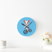 Schattig klein wit geitje op een fiets ronde klok (Huis)