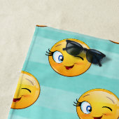 Schattig knipogend gezicht Emoji Strandlaken (In situ)