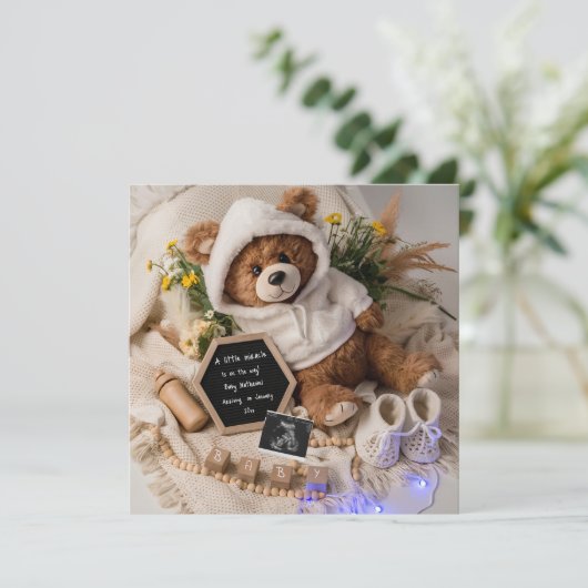 Schattig knuffelig beer zwangerschapsaankondiging feestdagenkaart (Staand voorkant)