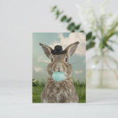 Schattig Konijn in pet Kauwen Blauwe Bubble Gum Briefkaart (Staand voorkant)