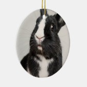 Schattig konijn met zwarte en witte bondsdolheid keramisch ornament (Rechts)