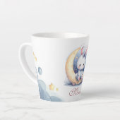 schattig konijn zittend op de maan latte mok (Linkerhoek)