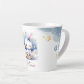 schattig konijn zittend op de maan latte mok (Rechterhoek)