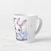 schattig konijn zittend op de maan latte mok (Rechterhoek)