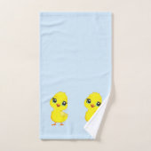 Schattig kuiken op lichtblauw bad handdoek (Handdoek)