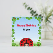 Schattig lieveheersbeestje op lichtblauwe verjaard (Staand voorkant)