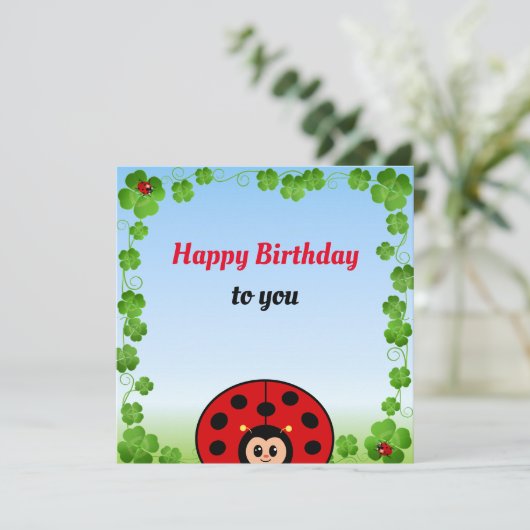 Schattig lieveheersbeestje op lichtblauwe verjaard (Staand voorkant)