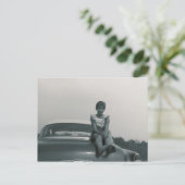 schattig meisje dat achteraan zit met een oude kaa briefkaart (Staand voorkant)