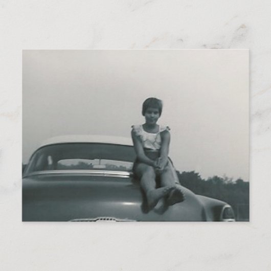 schattig meisje dat achteraan zit met een oude kaa briefkaart (Voorkant)