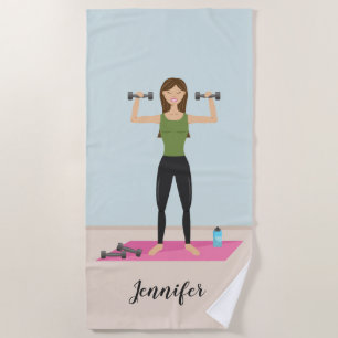 Schattig meisje dat gewichten tilt en fitness met strandlaken