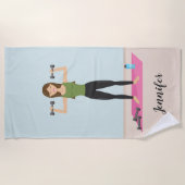 Schattig meisje dat gewichten tilt & fitness met e strandlaken (Voorkant)