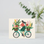 Schattig meisje dat op een fiets rijdt met bloemen briefkaart (Staand voorkant)