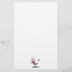 schattig meisje dat tegen voetbal trapt briefpapier