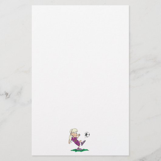 schattig meisje dat tegen voetbal trapt briefpapier (Voorkant)