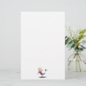 schattig meisje dat tegen voetbal trapt briefpapier (Staand voorkant)