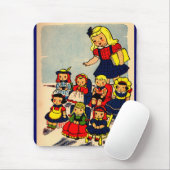 schattig meisje die naar school gaat met haar popp muismat (Met muis)