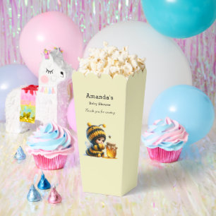 Schattig meisje in bijenpak met honing baby shower bedankdoosjes