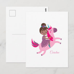 Schattig meisje met bruin haar rijdt op een eenhoo briefkaart