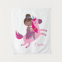 Schattig meisje met bruin haar rijdt op een eenhoo wandkleed