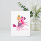 Schattig meisje met gele haren rijdt op een eenhoo briefkaart (Staand voorkant)