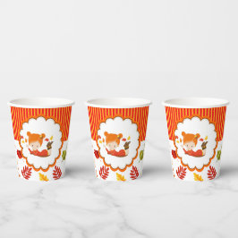 Schattig meisje met handschilderingen papieren bekers