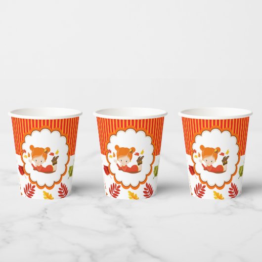 Schattig meisje met handschilderingen papieren bekers (Multi)