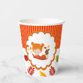 Schattig meisje met handschilderingen papieren bekers (Voorkant)