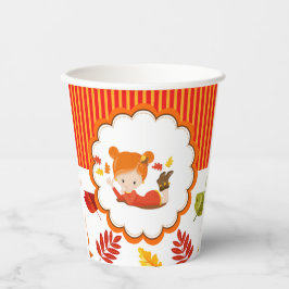 Schattig meisje met handschilderingen papieren bekers