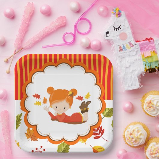 Schattig meisje met handschilderingen papieren bordje (Feest)