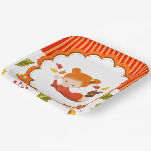 Schattig meisje met handschilderingen papieren bordje (Gebogen)