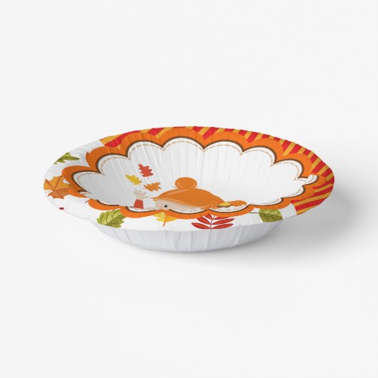 Schattig meisje met handschilderingen papieren kommen (Gebogen)