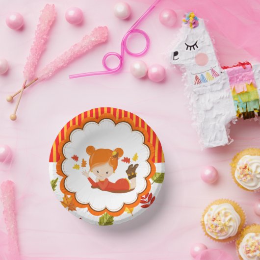 Schattig meisje met handschilderingen papieren kommen (Feest)