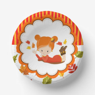 Schattig meisje met handschilderingen papieren kommen