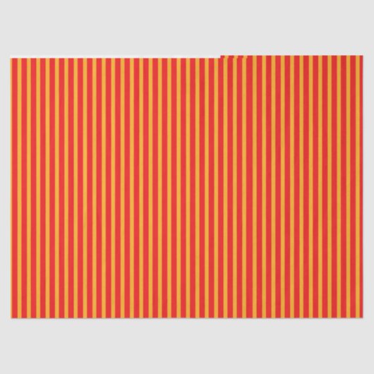 Schattig meisje met handschilderingen tissuepapier (Voorkant)