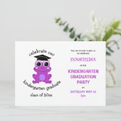 Schattig meisje roze kikker kleuterschool afstudee kaart (Staand voorkant)