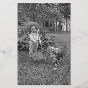 schattig meisje uit 1880 en Rooster Cart in tuin Briefpapier