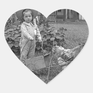 schattig meisje uit 1880 en Rooster Cart in tuin Hart Sticker