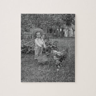 schattig meisje uit 1880 en Rooster Cart in tuin Legpuzzel