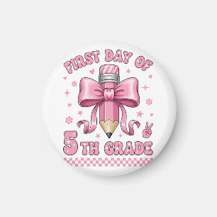 Schattig meisje uit groep 7 met roze strik en groo magneet