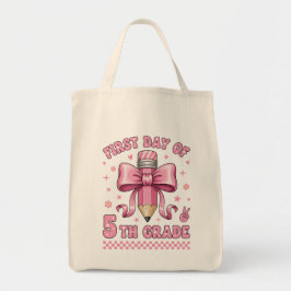 Schattig meisje uit groep 7 met roze strik en groo tote bag
