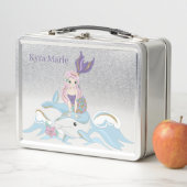 schattig meisje voegt de naam Metal Lunch Box toe (In situ)