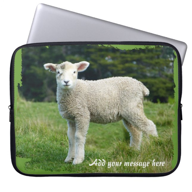 Schattig Modderig Lam in de Weide Voeg Bericht Toe Laptop Sleeve (Voorkant)