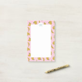 Schattig Monogram Gele Bananen in Roze Achtergrond Post-it® Notes (Op bureau)