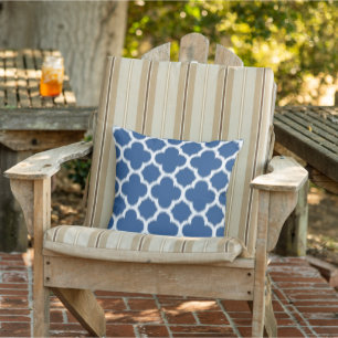 Schattig nautisch blauw ikat vierbladig mozaïekpat buitenkussen
