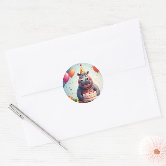 Schattig nijlpaard viert verjaardag met taart ronde sticker (Envelop)
