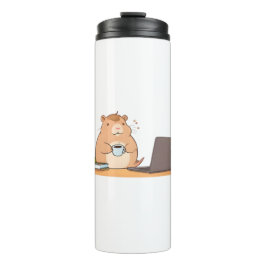 Schattig ontwerp van een capybara-coder met koffie thermosbeker