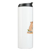 Schattig ontwerp van een capybara-coder met koffie thermosbeker (Gedraaid links)