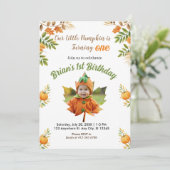 schattig onze kleine pompoen is draaien een herfst kaart (Staand voorkant)