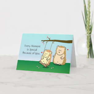 Schattig paar cartoon egels verliefd op een schomm kaart