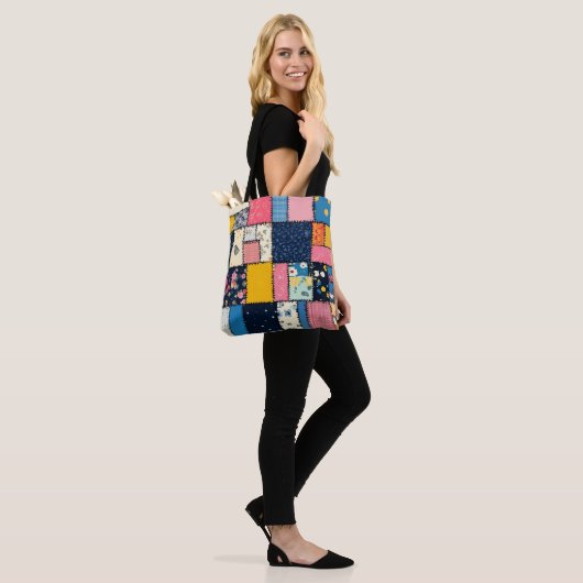 Schattig patchwork ontwerp, speels patroon tote bag (Op model)